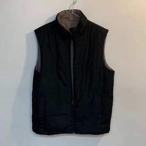 Women’s reversible vest fits as a large black/beige